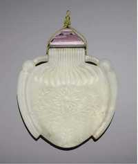 20th Century A pale celadon jade flattened snuff bottle in the form of a purse